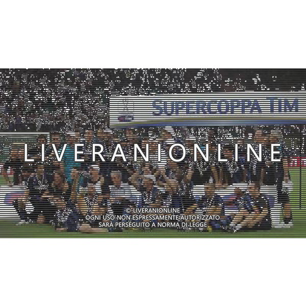 Inter - Roma Finale Supercoppa Italiana Tim 21/08/2010 nella foto il gruppo dei giocatori dell\'inter con la coppa il trofeo ©Luzzani/Agenzia Aldo Liverani Sas