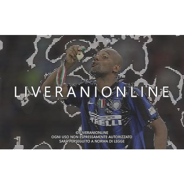 Inter - Roma Finale Supercoppa Italiana Tim 21/08/2010 nella foto douglas maicon con la medaglia ©Luzzani/Agenzia Aldo Liverani Sas
