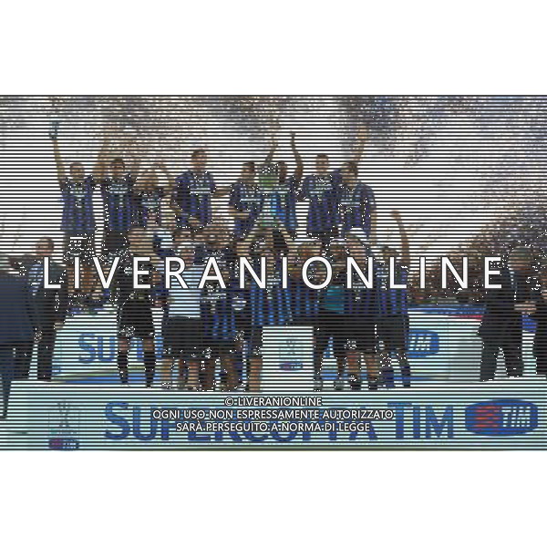 Supercoppa TIM 2010 Milano - 21.08.2010 Inter-Roma Nella Foto:premiazione javie zanetti con la coppa /Ph.Vitez-Ag. Aldo Liverani