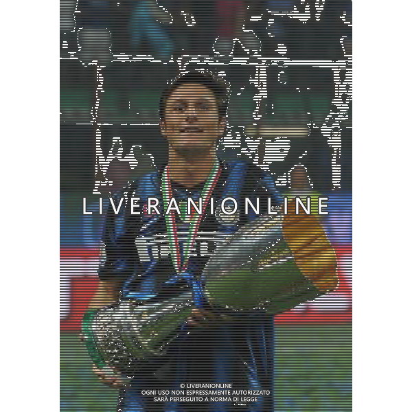 Supercoppa TIM 2010 Milano - 21.08.2010 Inter-Roma Nella Foto: premiazione - javier zanetti con la coppa /Ph.Vitez-Ag. Aldo Liverani