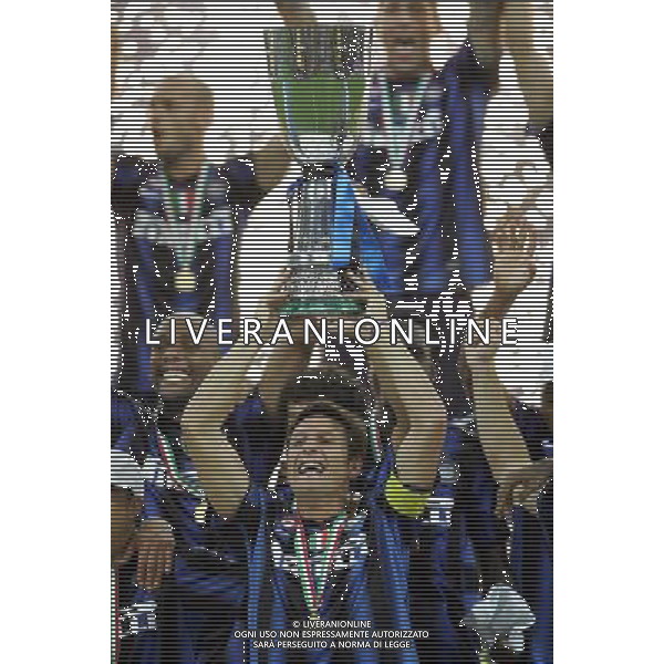 Milano 21-08-2010 Supercoppa Tim Inter-Roma 3:1 nella foto javier zanetti alza la coppa ph marco luzzani/ag aldo liverani s.a.s.