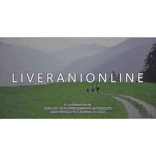 (100821) -- MAIENFELD, Aug. 21, 2010 -- Japanese tourists walk from \'heidihut\' in Maienfeld, eastern Switzerland, Aug. 20, 2010. Maienfeld is the place that Heidi, a character in a worldwide-known novel, lived her life with her grandpa. Yu Yang) (cl) ©photoshot/Agenzia Aldo Liverani Sas - ITALY ONLY - Turisti nella cittadina di Maienfeld, Svizzera orientale. Maienfeld e\' il luogo di montagna dove Heidi, un personaggio di un romanzo conosciuto in tutto il mondo, ha vissuto la sua vita con il suo nonno e peter. 