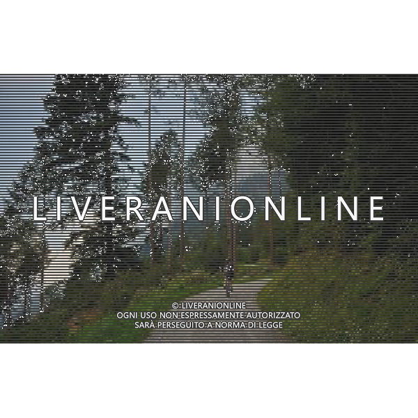 (100821) -- MAIENFELD, Aug. 21, 2010 -- A girl rides bike on a way to Oberrpfels in Maienfeld, eastern Switzerland, Aug. 20, 2010. Maienfeld is the place that Heidi, a character in a worldwide-known novel, lived her life with her grandpa. Yu Yang) (cl) ©photoshot/Agenzia Aldo Liverani Sas - ITALY ONLY - Turisti nella cittadina di Maienfeld, Svizzera orientale. Maienfeld e\' il luogo di montagna dove Heidi, un personaggio di un romanzo conosciuto in tutto il mondo, ha vissuto la sua vita con il suo nonno e peter. 