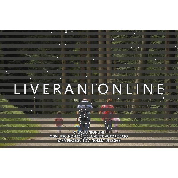 (100821) -- MAIENFELD, Aug. 21, 2010 -- Tourists walk in Maienfeld, eastern Switzerland, Aug. 20, 2010. Maienfeld is the place that Heidi, a character in a worldwide-known novel, lived her life with her grandpa. Yu Yang) (cl) ©photoshot/Agenzia Aldo Liverani Sas - ITALY ONLY - Turisti nella cittadina di Maienfeld, Svizzera orientale. Maienfeld e\' il luogo di montagna dove Heidi, un personaggio di un romanzo conosciuto in tutto il mondo, ha vissuto la sua vita con il suo nonno e peter. 