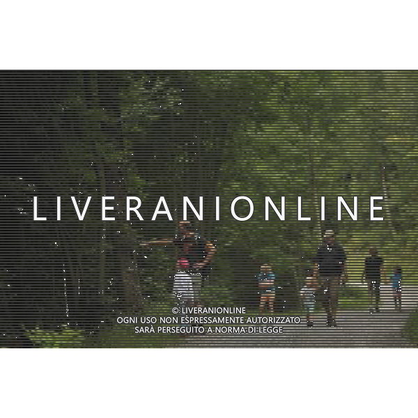 (100821) -- MAIENFELD, Aug. 21, 2010 -- Tourists walk in Maienfeld, eastern Switzerland, Aug. 20, 2010. Maienfeld is the place that Heidi, a character in a worldwide-known novel, lived her life with her grandpa. Yu Yang) (cl) ©photoshot/Agenzia Aldo Liverani Sas - ITALY ONLY - Turisti nella cittadina di Maienfeld, Svizzera orientale. Maienfeld e\' il luogo di montagna dove Heidi, un personaggio di un romanzo conosciuto in tutto il mondo, ha vissuto la sua vita con il suo nonno e peter. 