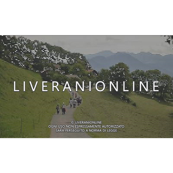 (100821) -- MAIENFELD, Aug. 21, 2010 -- Tourists walk to Oberrpfels in Maienfeld, eastern Switzerland, Aug. 20, 2010. Maienfeld is the place that Heidi, a character in a worldwide-known novel, lived her life with her grandpa. Yu Yang) (cl) ©photoshot/Agenzia Aldo Liverani Sas - ITALY ONLY - Turisti nella cittadina di Maienfeld, Svizzera orientale. Maienfeld e\' il luogo di montagna dove Heidi, un personaggio di un romanzo conosciuto in tutto il mondo, ha vissuto la sua vita con il suo nonno e peter. 