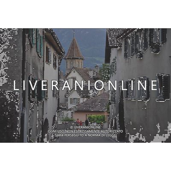 (100821) -- MAIENFELD, Aug. 21, 2010 -- Tourists walk in Maienfeld, eastern Switzerland, Aug. 20, 2010. Maienfeld is the place that Heidi, a character in a worldwide-known novel, lived her life with her grandpa. Yu Yang) (cl) ©photoshot/Agenzia Aldo Liverani Sas - ITALY ONLY - Turisti nella cittadina di Maienfeld, Svizzera orientale. Maienfeld e\' il luogo di montagna dove Heidi, un personaggio di un romanzo conosciuto in tutto il mondo, ha vissuto la sua vita con il suo nonno e peter. 