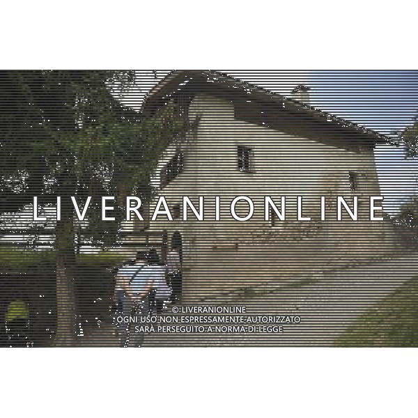 (100821) -- MAIENFELD, Aug. 21, 2010 -- Tourists enter in \'heidihaus\' in Maienfeld, eastern Switzerland, Aug. 20, 2010. Maienfeld is the place that Heidi, a character in a worldwide-known novel, lived her life with her grandpa. Yu Yang) (cl) ©photoshot/Agenzia Aldo Liverani Sas - ITALY ONLY - Turisti nella cittadina di Maienfeld, Svizzera orientale. Maienfeld e\' il luogo di montagna dove Heidi, un personaggio di un romanzo conosciuto in tutto il mondo, ha vissuto la sua vita con il suo nonno e peter. 