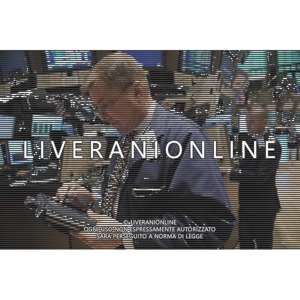 (100730) -- NEW YORK, July 30, 2010 () -- A trader works on the floor of the New York Stock Exchange in New York, the United States, July 30, 2010. Wall Street traded flat on Friday as investors weighed mixed messages in economic reports. (/Shen Hong) (zw) ©PHOTOSHOT/Agenzia Aldo Liverani Sas - ITALY ONLY: OPERATORI - AGENTI DELLA BORSA DI NEW YORK (U.S.A.)