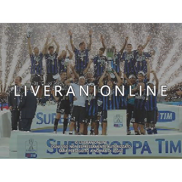 Coppa Italia TIM Cup 2009/2010 Finale Roma - 05.05.2010 Inter-Roma Nella Foto:Premiazione Javier ZANETTI alza la supercoppa /Ph.Vitez-Ag. Aldo Liverani