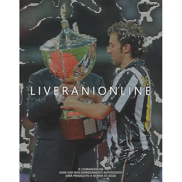 Trofeo Luigi Berlusconi 2010 Milano - 22.08.2010 Milan-Juventus Nella Foto:alessandro del piero riceve la coppa da adriano galliani /Ph.Vitez-Ag. Aldo Liverani