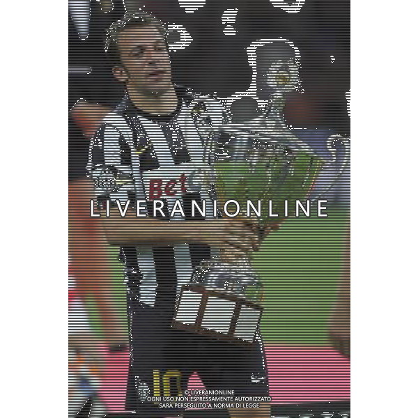 MILAN - JUVENTUS 20mo TROFEO LUIGI BERLUSCONI 22/08/2010 nella foto alessandro del piero alza la coppa ©Luzzani/Agenzia Aldo Liverani Sas