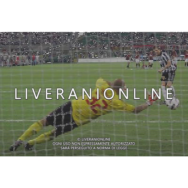 MILAN - JUVENTUS 20mo TROFEO LUIGI BERLUSCONI 22/08/2010 nella foto il rigore decisivo di motta marco ©Luzzani/Agenzia Aldo Liverani Sas