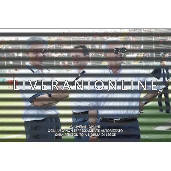 Campionato Lega PRO 1° Divisione girone A Cremona 22-08-2010 Cremonese - Gubbio nella foto: Luigi Simoni (a DX) attuale direttore tecnico del Gubbio ed ex allenatore della Cremonese è stato accolto con affetto da tutti i presenti in campo e sugli spalti stadio Zini, sulla SX il medico sociale della Cremonese dott. Giovanni Bozzetti foto Garavaglia - ag. Aldo Liverani sas