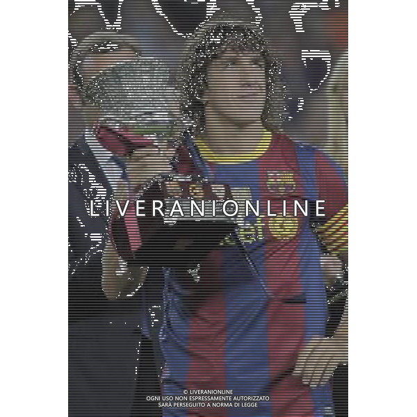 FC Barcelona\'s captain Carles Puyol with the Trophy of winner in the SuperCup of Spain. August 21,2010. (ALTERPHOTOS/Acero) BARCELLONA-SIVIGLIA SUPERCOPPA DI SPAGNA 2010 AG ALDO LIVERANI SAS ITALY ONLY *** Local Caption *** .