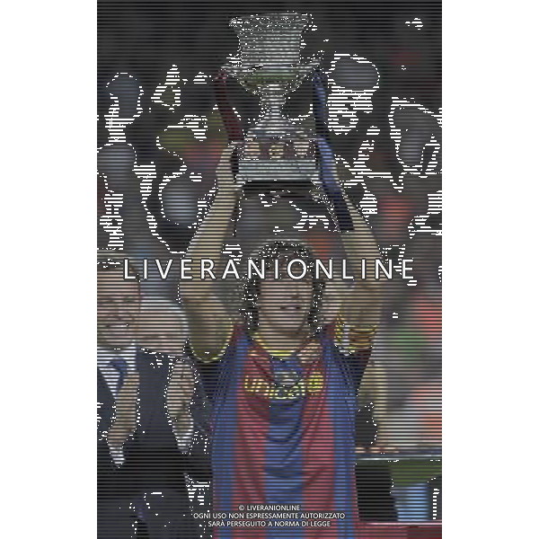 FC Barcelona\'s captain Carles Puyol with the Trophy of winner in the SuperCup of Spain. August 21,2010. (ALTERPHOTOS/Acero) BARCELLONA-SIVIGLIA SUPERCOPPA DI SPAGNA 2010 AG ALDO LIVERANI SAS ITALY ONLY *** Local Caption *** .