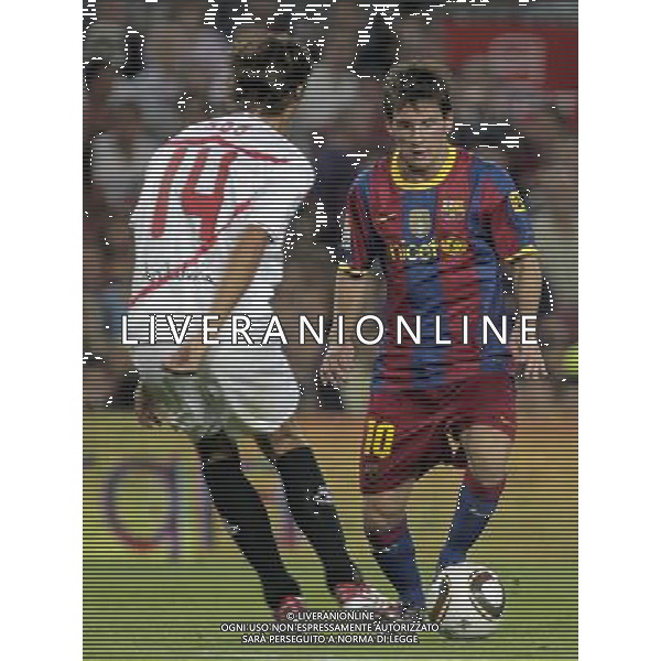 FC Barcelona\'s Lionel Messi (r) and Sevilla\'s Julien Escude during SuperCup of Spain Final match. August 21,2010. (ALTERPHOTOS/Acero) BARCELLONA-SIVIGLIA SUPERCOPPA DI SPAGNA 2010 AG ALDO LIVERANI SAS ITALY ONLY *** Local Caption *** .