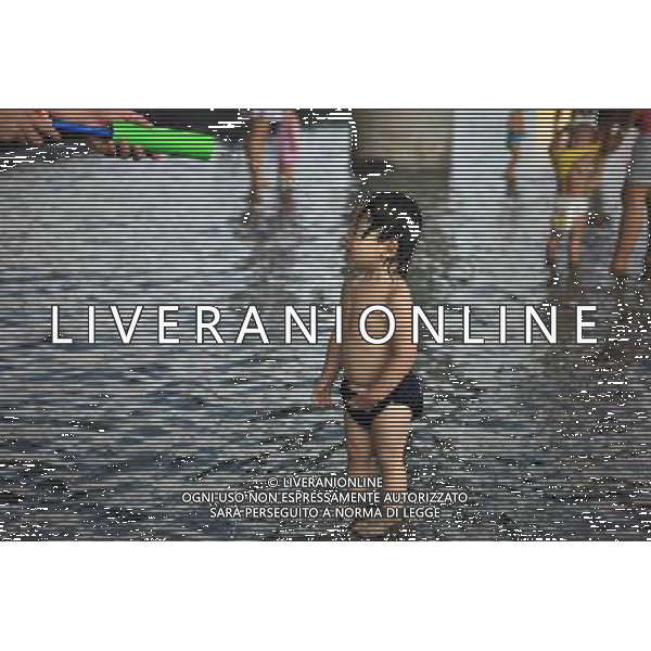 (100823) -- SINGAPORE, Aug. 23, 2010 -- A kid plays in a water pond in Singapore, Aug. 22, 2010. Temperature reached 32 degrees centigrade on Monday. Cai Yang) (zx) ©photoshot/Agenzia Aldo Liverani Sas - ITALY ONLY - Caldo, alte temperature, Bambino, bambini giocano con l\'acqua di una fontana di Singapore dove la temperatura ha superato i 30 gradi centigradi