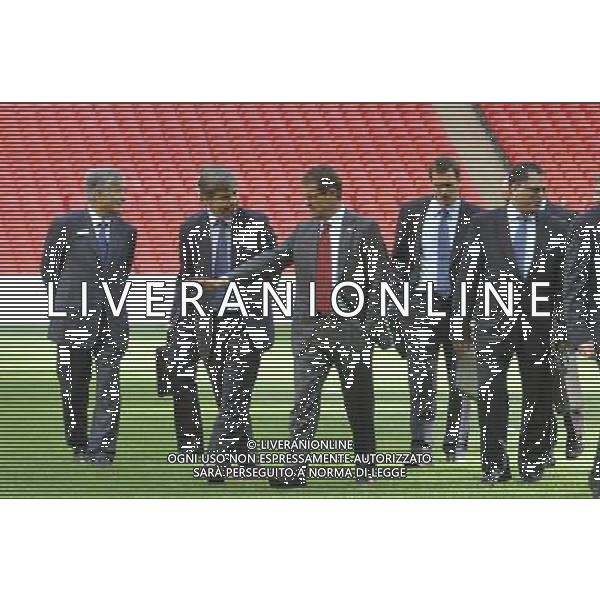 Fifa inspectors have begun a four-day visit as part of England\'s quest to host the 2018 World Cup.The Fifa delegation will meet Deputy Prime Minister Nick Clegg in Downing Street before touring Wembley Stadium with England manager Fabio Capello. Photo Shows; Fifa inspectors at Wembley Stadium with Fabio Capello. ©photoshot/Agenzia Aldo Liverani Sas - ITALY ONLY - LONDRA: Gli ispettori della Fifa hanno iniziato una visita di quattro giorni in Inghilterra ufficialmente candidata per ospitare i Mondiali di calcio o Coppa del Mondo FIFA del 2018. La delegazione incontrera\' prima il Vice Primo Ministro Nick Clegg a Downing Street poi il giro dello stadio di Wembley con il manager dell\'Inghilterra Fabio Capello.