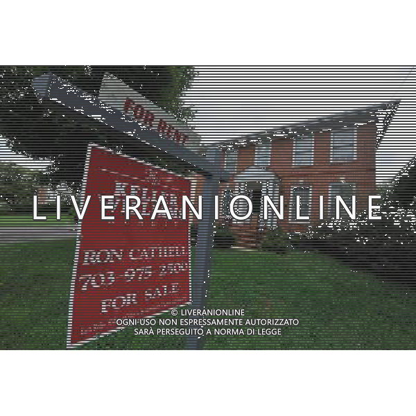 (100824) -- WASHINGTON D.C., Aug. 24, 2010 -- A home for rent advertizement is seen in Arlington, Virginia, the United States, Aug. 24, 2010. U.S. existing home sales fell 27.2 percent in July following expiration of the home buyer tax credit, further evidence that the housing market is still struggling and away from recovery, an industry group reported on Tuesday. Zhang Jun) ©photoshoit/Agenzia Aldo Liverani Sas - ITALY ONLY - Case in vendita e in affitto. L\'economia degli Stati Uniti ha riscontrato un calo nel secondo trimestre, crisi del mercato immobiliare con le vendite scese del 27,2 per cento in luglio, mentre il tasso di disoccupazione al 9,5 per cento con effetti depressivi sulla spesa dei consumatori. La Federal Reserve ha detto che la ripresa economica e\' piu\' modesta del previsto