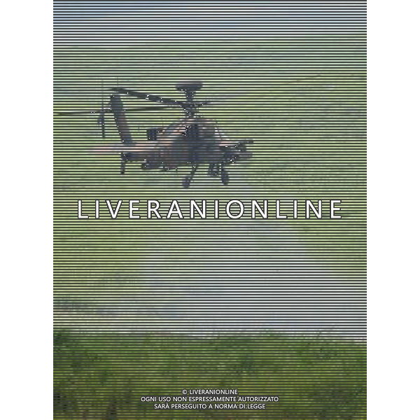 (100824) -- TOKYO, Aug. 24, 2010 -- An AH-64D \'Apachi\' helicopter takes part in a drill held in Gotenba city, Japan, Aug. 24, 2010. Japan\'s Ground Self-Defense Forces (GSDF) on Tuesday started an annual military exercise at the foot of Mount Fuji in Gotenba city, some 100 kilometers west of Tokyo. More than 2,000 military personnel took part in the drill, dubbed the \'Fire Power 2010 In Fuji.\' The 2010 exercise will end on Aug. 29. Ji Chunpeng) (yc) ©photoshot/Agenzia Aldo Liverani Sas - ITALY ONLY - Esercitazione annuale militare ai piedi del monte Fuji a Gotenba, circa 100 chilometri a ovest di Tokyo, Giappone. Piu\' di 2.000 soldati giapponesi hanno preso parte alla esercitazione, denominata \'Fire Power 2010 In Fuji.