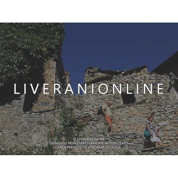 (100826) -- OHRID, Aug. 26, 2010 () -- Tourists walk in the old town of Ohrid in southwest Macedonia, Aug. 25, 2010. As an important cultural centre during the Byzantine times, Ohrid, together with the Lake Ohrid, was accepted as a World Cultural Heritage Site by UNESCO in 1980. (/Zeng Yi) (ypf) ©photoshot/Agenzia Aldo Liverani Sas - ITALY ONLY - Vedute della citta\' vecchia e il lago di Ocrida, nella Macedonia, 25 agosto 2010. Importante centro culturale durante il periodo bizantino,  stato ritenuto come patrimonio mondiale dell\'umanitˆ dall\'UNESCO nel 1980. 