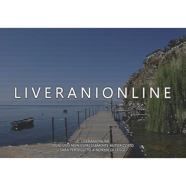 (100826) -- OHRID, Aug. 26, 2010 () -- Photo taken on Aug. 25, 2010, shows the lake view of Ohrid in southwest Macedonia. As an important cultural centre during the Byzantine times, Ohrid, together with the Lake Ohrid, was accepted as a World Cultural Heritage Site by UNESCO in 1980. (/Zeng Yi) (ypf) ©photoshot/Agenzia Aldo Liverani Sas - ITALY ONLY - Vedute della citta\' vecchia e il lago di Ocrida, nella Macedonia, 25 agosto 2010. Importante centro culturale durante il periodo bizantino,  stato ritenuto come patrimonio mondiale dell\'umanitˆ dall\'UNESCO nel 1980. 