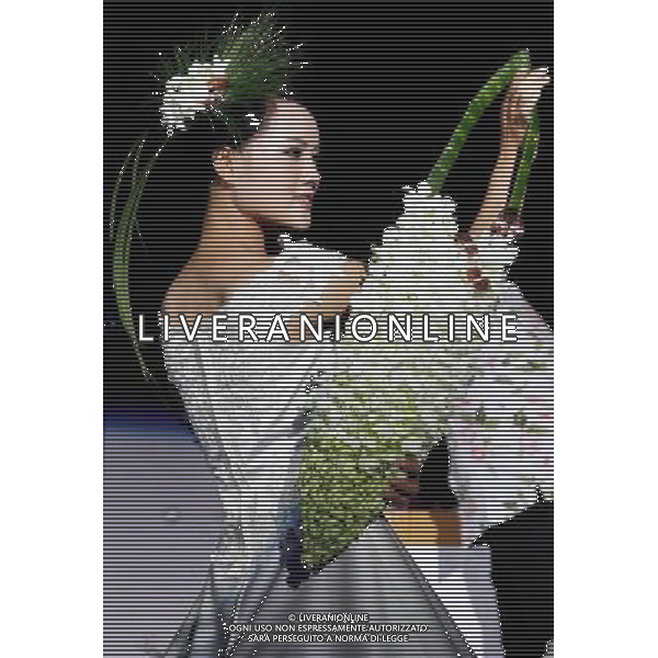 (100825) -- NANJING, Aug. 25, 2010 -- Photo taken on Aug. 24, 2010 shows a model presenting a floristry work in Nanjing, capital of east China\'s Jiangsu Province. A floristry show for wedding ceremony was held in Nanjing on Tuesday evening. Dong Jinlin) (cxy) ©photoshot/Agenzia Aldo Liverani Sas - ITALY ONLY - CINA: Modelle vestite da sposa sfilano con accessori floreali per la cerimonia nuziale - matrimonio