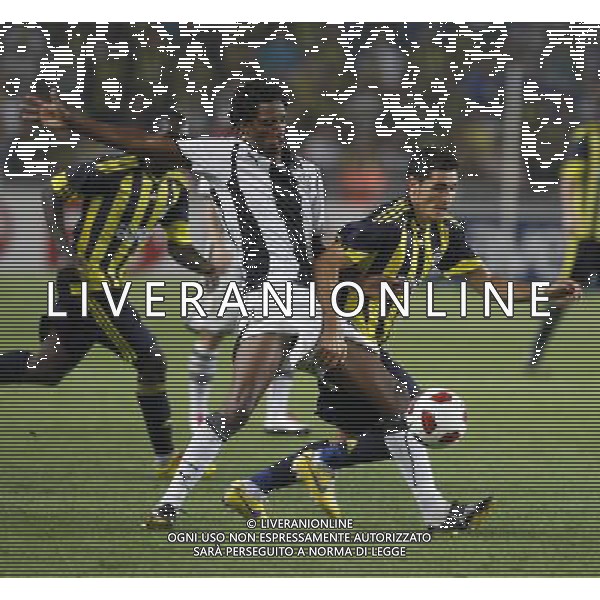 Euroleague match between Fenerbahce and Paok at Sukru Saracoglu Stadium in Istanbul, Turkey . 26.08.2010 Match scored 1 - 1 Pictured: Dorvalino Alves Maciel Lino (L) of Paok and Ozer Hurmaci (R) of Paok. © Sprr / Seskimphoto - Photoshot - Ag. Aldo Liverani sas ITALY ONLY ISTANBUL ( TURCHIA) - PARTITA CALCIO EUFA EUROPA LEAGUE \' PAOK FC vs FENERBAHCE SK\'