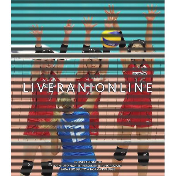 (100827) -- NINGBO, Aug. 27, 2010 () -- Japan\'s Mai Yamaguchi (L), Kaori Inoue (C) and Saori Sakoda defend during the third round match against Italy at the 2010 FIVB World Grand Prix Final Round women\'s volleyball tournament in Ningbo, east China\'s Zhejiang Province, Aug. 27, 2010. (/Xu Yu) © Xinhua/Photoshot - Ag. Aldo Liverani sas ITALY ONLY CINA - ROUND FINALE DEL GRAND PRIX DI VOLLEY 2010 ITALIA vs GIAPPONE