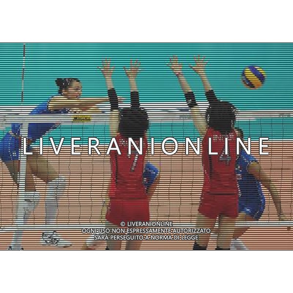 (100827) -- NINGBO, Aug. 27, 2010 () -- Italy\'s Serena Ortolani (L) spikes the ball during the third round match against Japan at the 2010 FIVB World Grand Prix Final Round women\'s volleyball tournament in Ningbo, east China\'s Zhejiang Province, Aug. 27, 2010. (/Xu Yu) © Xinhua/Photoshot - Ag. Aldo Liverani sas ITALY ONLY CINA - ROUND FINALE DEL GRAND PRIX DI VOLLEY 2010 ITALIA vs GIAPPONE