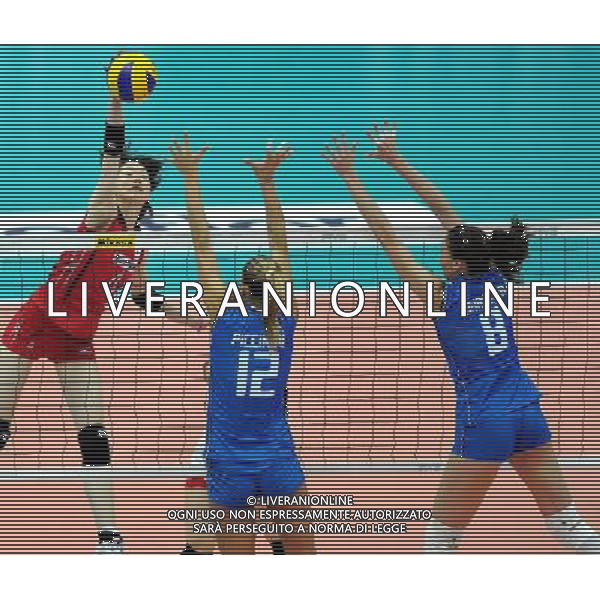 (100827) -- NINGBO, Aug. 27, 2010 () -- Japan\'s Kaori Inoue (L) spikes the ball during the third round match against Italy at the 2010 FIVB World Grand Prix Final Round women\'s volleyball tournament in Ningbo, east China\'s Zhejiang Province, Aug. 27, 2010. (/Xu Yu) © Xinhua/Photoshot - Ag. Aldo Liverani sas ITALY ONLY CINA - ROUND FINALE DEL GRAND PRIX DI VOLLEY 2010 ITALIA vs GIAPPONE
