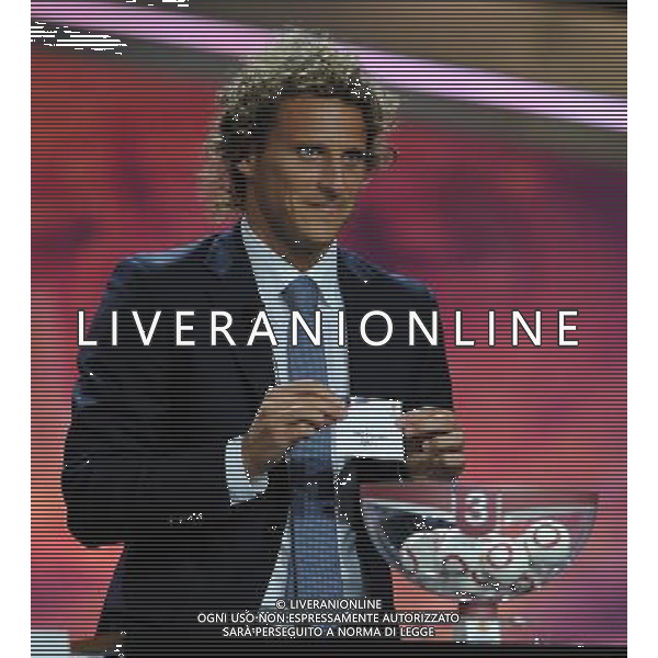 Europa League Draw 2010/2011 Sorteggi Montecarlo (Principato di Monaco) - 27.08.2010 Nella Foto:diego Forlan sorteggia il napoli /Ph.Vitez-Ag. Aldo Liverani