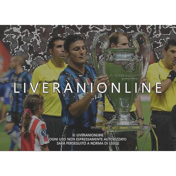 UEFA SuperCup 2010 Montecarlo (Principato di Monaco) - 27.08.2010 Inter-Atleco Madrid Nella Foto:javier zanetti espone la champions /Ph.Vitez-Ag. Aldo Liverani