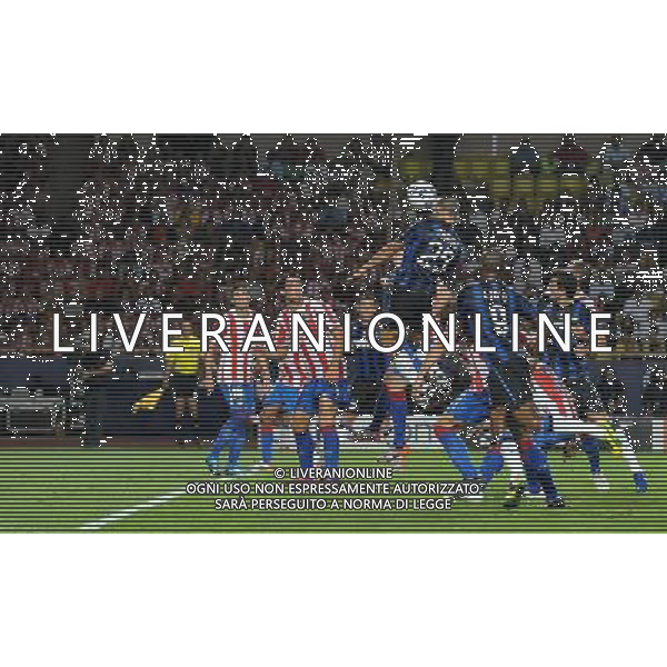 UEFA SuperCup 2010 Montecarlo (Principato di Monaco) - 27.08.2010 Inter-Atleco Madrid Nella Foto:occasione di walter samuel di testa /Ph.Vitez-Ag. Aldo Liverani