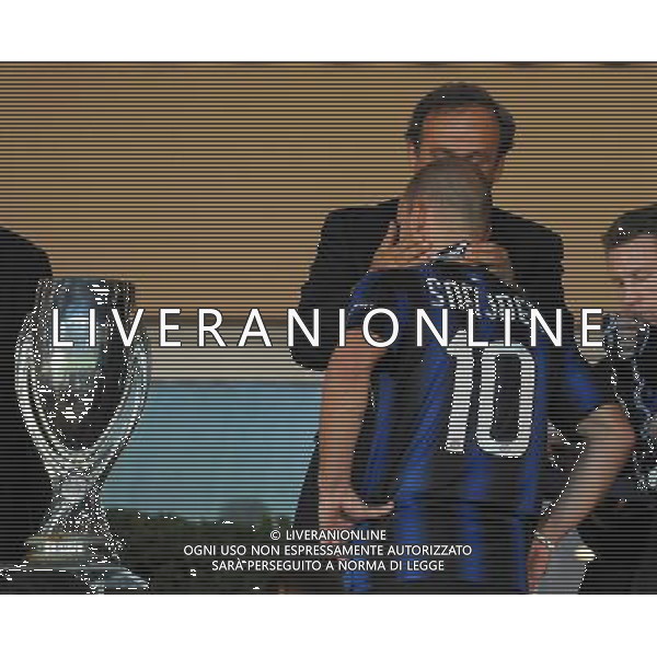 UEFA SuperCup 2010 Montecarlo (Principato di Monaco) - 27.08.2010 Inter-Atleco Madrid Nella Foto:michel platini consola sneijder /Ph.Vitez-Ag. Aldo Liverani