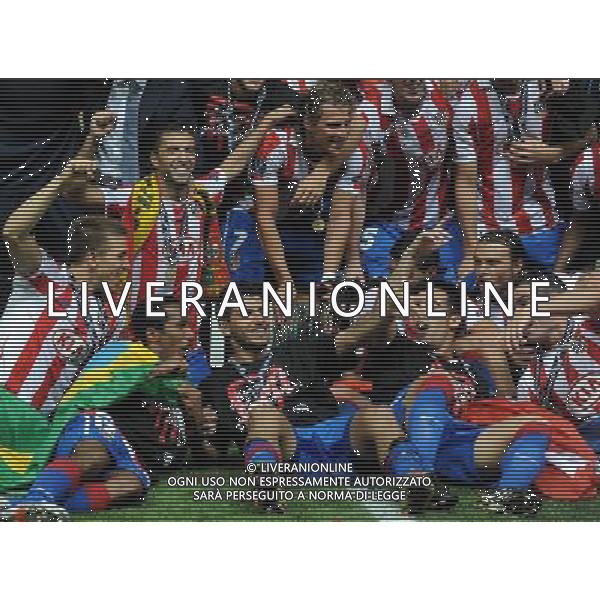 UEFA SuperCup 2010 Montecarlo (Principato di Monaco) - 27.08.2010 Inter-Atleco Madrid Nella Foto:aguero festeggia con i compagni e la coppa /Ph.Vitez-Ag. Aldo Liverani