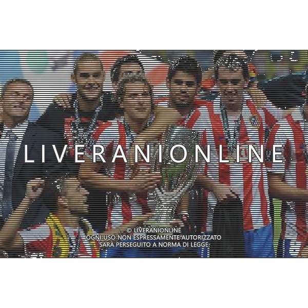 UEFA SuperCup 2010 Montecarlo (Principato di Monaco) - 27.08.2010 Inter-Atleco Madrid Nella Foto:forlan con la coppa /Ph.Vitez-Ag. Aldo Liverani