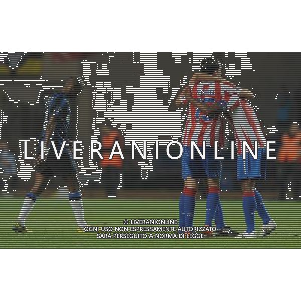 UEFA SuperCup 2010 Montecarlo (Principato di Monaco) - 27.08.2010 Inter-Atleco Madrid Nella Foto:esultanza atletico a fine partita e delusione eto\'o /Ph.Vitez-Ag. Aldo Liverani