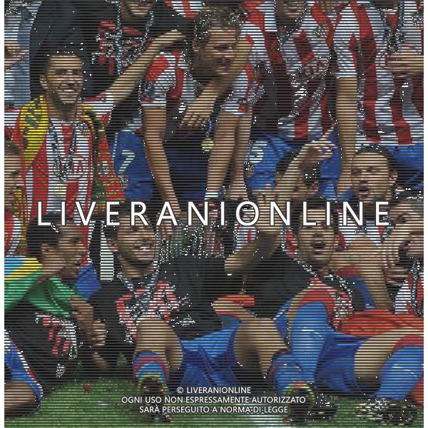 UEFA SuperCup 2010 Montecarlo (Principato di Monaco) - 27.08.2010 Inter-Atleco Madrid Nella Foto:Sergio AGUERO-Diego FORLAN con la coppa /Ph.Vitez-Ag. Aldo Liverani