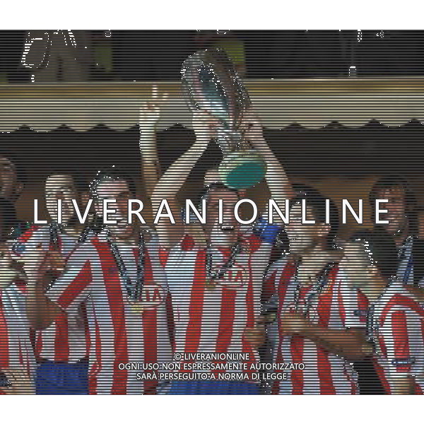 UEFA SuperCup 2010 Montecarlo (Principato di Monaco) - 27.08.2010 Inter-Atleco Madrid Nella Foto:Antonio LOPEZ alza la coppa /Ph.Vitez-Ag. Aldo Liverani