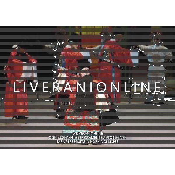 PECHINO, 27 agosto 2010 - I bambini di eseguire Red Cliff, uno dei punti di rilievo i classici cinesi il Romanzo dei Tre Regni, sotto forma di Opera di Pechino nel Centro Nazionale per le Arti dello Spettacolo a Pechino, capitale della Cina, 27 agosto 2010. I 110 giovani attori si trovano nella fascia di etˆ dai sette ai dodici anni, tra cui 21 attori recuited a livello nazionale principale. LuoXiaoguang) (cxy) ONLY ITALY-AG ALDO LIVERANI 