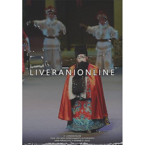 PECHINO, 27 agosto 2010 - I bambini di eseguire Red Cliff, uno dei punti di rilievo i classici cinesi il Romanzo dei Tre Regni, sotto forma di Opera di Pechino nel Centro Nazionale per le Arti dello Spettacolo a Pechino, capitale della Cina, 27 agosto 2010. I 110 giovani attori si trovano nella fascia di etˆ dai sette ai dodici anni, tra cui 21 attori recuited a livello nazionale principale. LuoXiaoguang) (cxy) ONLY ITALY-AG ALDO LIVERANI 