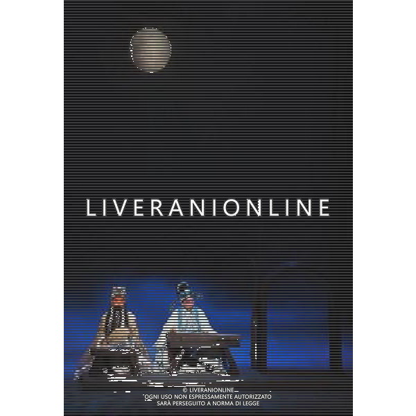 PECHINO, 27 agosto 2010 - I bambini di eseguire Red Cliff, uno dei punti di rilievo i classici cinesi il Romanzo dei Tre Regni, sotto forma di Opera di Pechino nel Centro Nazionale per le Arti dello Spettacolo a Pechino, capitale della Cina, 27 agosto 2010. I 110 giovani attori si trovano nella fascia di etˆ dai sette ai dodici anni, tra cui 21 attori recuited a livello nazionale principale. LuoXiaoguang) (cxy) ONLY ITALY-AG ALDO LIVERANI 
