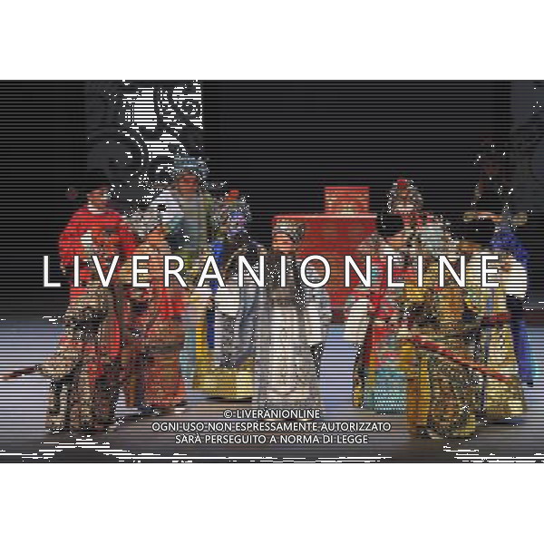 PECHINO, 27 agosto 2010 - I bambini di eseguire Red Cliff, uno dei punti di rilievo i classici cinesi il Romanzo dei Tre Regni, sotto forma di Opera di Pechino nel Centro Nazionale per le Arti dello Spettacolo a Pechino, capitale della Cina, 27 agosto 2010. I 110 giovani attori si trovano nella fascia di etˆ dai sette ai dodici anni, tra cui 21 attori recuited a livello nazionale principale. LuoXiaoguang) (cxy) ONLY ITALY-AG ALDO LIVERANI 