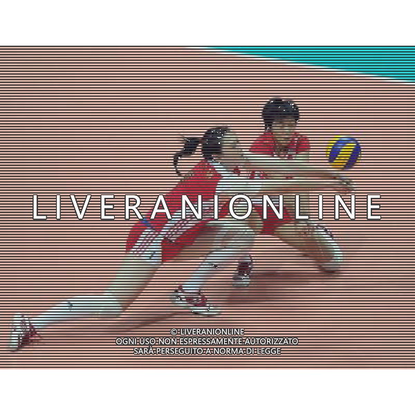 (100828) -- NINGBO, Aug. 28, 2010 () -- China\'s Wang Yimei (L) saves the ball during the fourth round match between China and USA at the 2010 FIVB World Grand Prix Final Round women\'s volleyball tournament in Ningbo, east China\'s Zhejiang Province, Aug. 28, 2010. China lost the match 0-3. (/Xu Yu) ©PHOTOSHOT/Agenzia Aldo Liverani Sas - ITALY ONLY - Quarto round tra Cina e Stati Uniti al torneo di pallavolo FIVB 2010 World Grand Prix Final Round\'s Volley donne a Ningbo, Cina