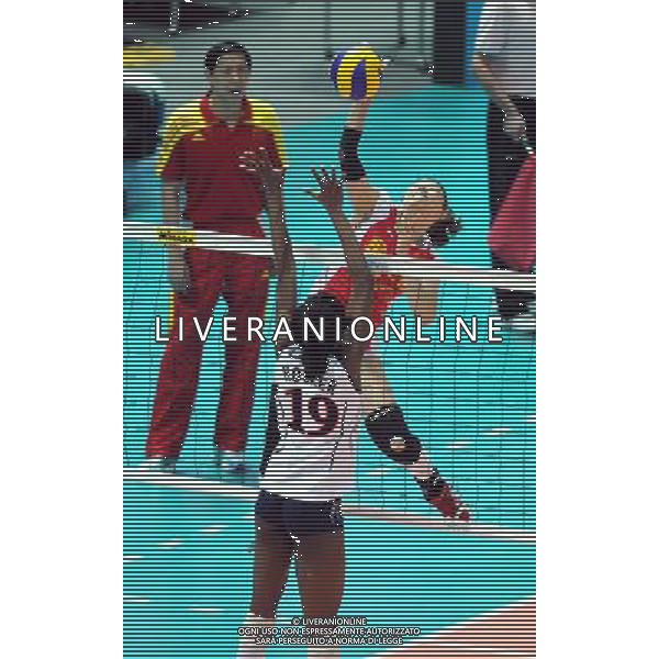 (100828) -- NINGBO, Aug. 28, 2010 () -- China\'s Li Juan (R) spikes the ball during the fourth round match between China and USA at the 2010 FIVB World Grand Prix Final Round women\'s volleyball tournament in Ningbo, east China\'s Zhejiang Province, Aug. 28, 2010. China lost the match 0-3. (/Xu Yu) ©PHOTOSHOT/Agenzia Aldo Liverani Sas - ITALY ONLY - Quarto round tra Cina e Stati Uniti al torneo di pallavolo FIVB 2010 World Grand Prix Final Round\'s Volley donne a Ningbo, Cina