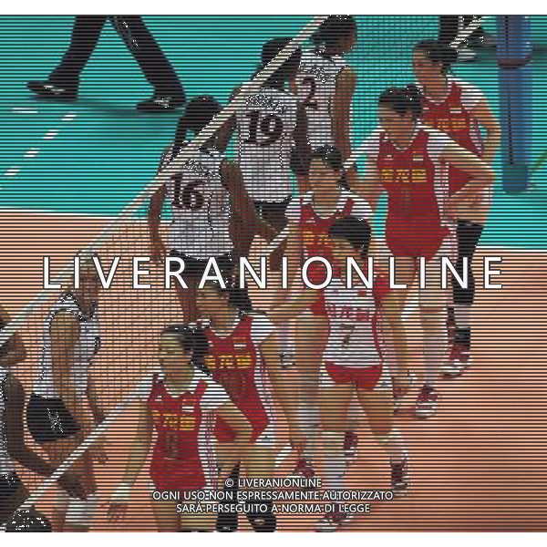 (100828) -- NINGBO, Aug. 28, 2010 () -- Team China and Team USA shake hands after the fourth round match between China and USA at the 2010 FIVB World Grand Prix Final Round women\'s volleyball tournament in Ningbo, east China\'s Zhejiang Province, Aug. 28, 2010. China lost the match 0-3. (/Xu Yu) ©PHOTOSHOT/Agenzia Aldo Liverani Sas - ITALY ONLY - Quarto round tra Cina e Stati Uniti al torneo di pallavolo FIVB 2010 World Grand Prix Final Round\'s Volley donne a Ningbo, Cina