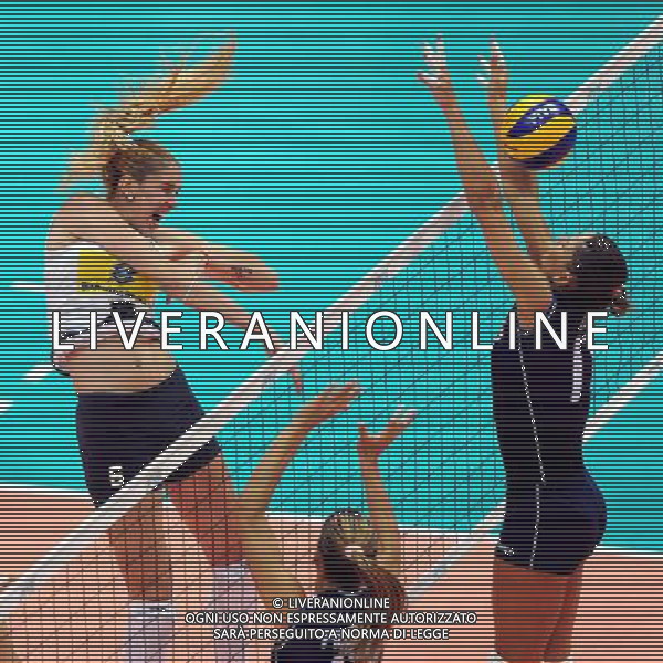 (100828) -- NINGBO, Aug. 28, 2010 () -- Brazil\'s Thaisa Menezes (L) spikes the ball during the fourth round match against Italy at the 2010 FIVB World Grand Prix Final Round women\'s volleyball tournament in Ningbo, east China\'s Zhejiang Province, Aug. 28, 2010. Brazil won the match 3-0. (/Xu Yu) ©PHOTOSHOT/Agenzia Aldo Liverani Sas - ITALY ONLY - Quarto round tra Brasile e Italia al torneo di pallavolo FIVB 2010 World Grand Prix Final Round\'s Volley donne a Ningbo, Cina