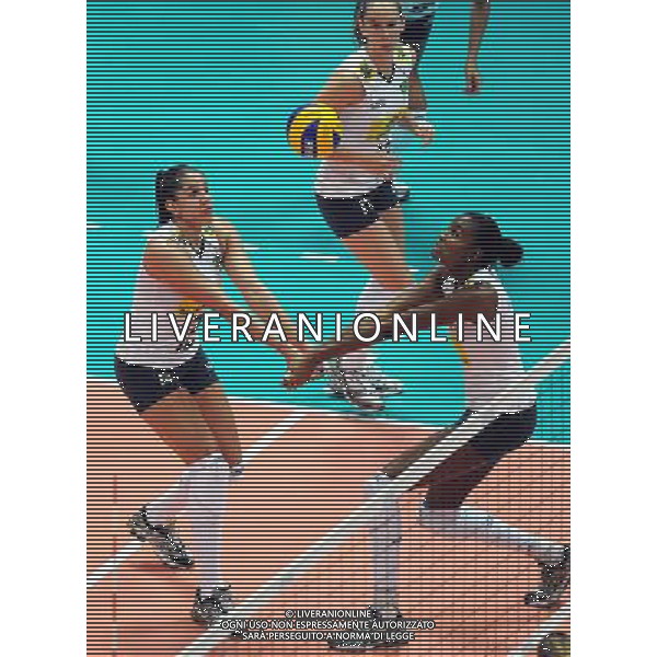 (100828) -- NINGBO, Aug. 28, 2010 () -- Brazil\'s Natalia Pereira (L) and Fabiana Claudino save the ball during the fourth round match against Italy at the 2010 FIVB World Grand Prix Final Round women\'s volleyball tournament in Ningbo, east China\'s Zhejiang Province, Aug. 28, 2010. Brazil won the match 3-0. (/Xu Yu) ©PHOTOSHOT/Agenzia Aldo Liverani Sas - ITALY ONLY - Quarto round tra Brasile e Italia al torneo di pallavolo FIVB 2010 World Grand Prix Final Round\'s Volley donne a Ningbo, Cina